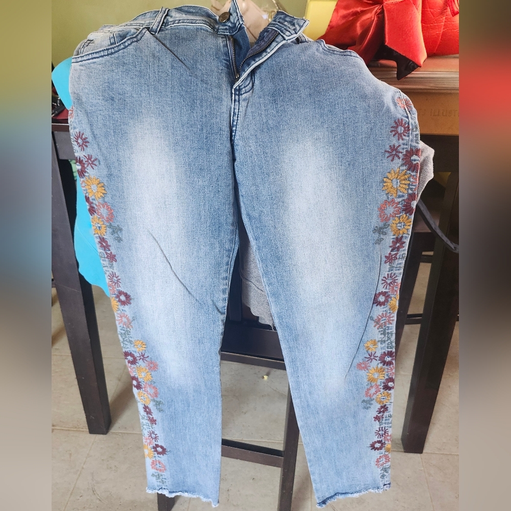 MANGUUN‎ Womens  US 8 Jeans Denim With Embroidered Floral Sides